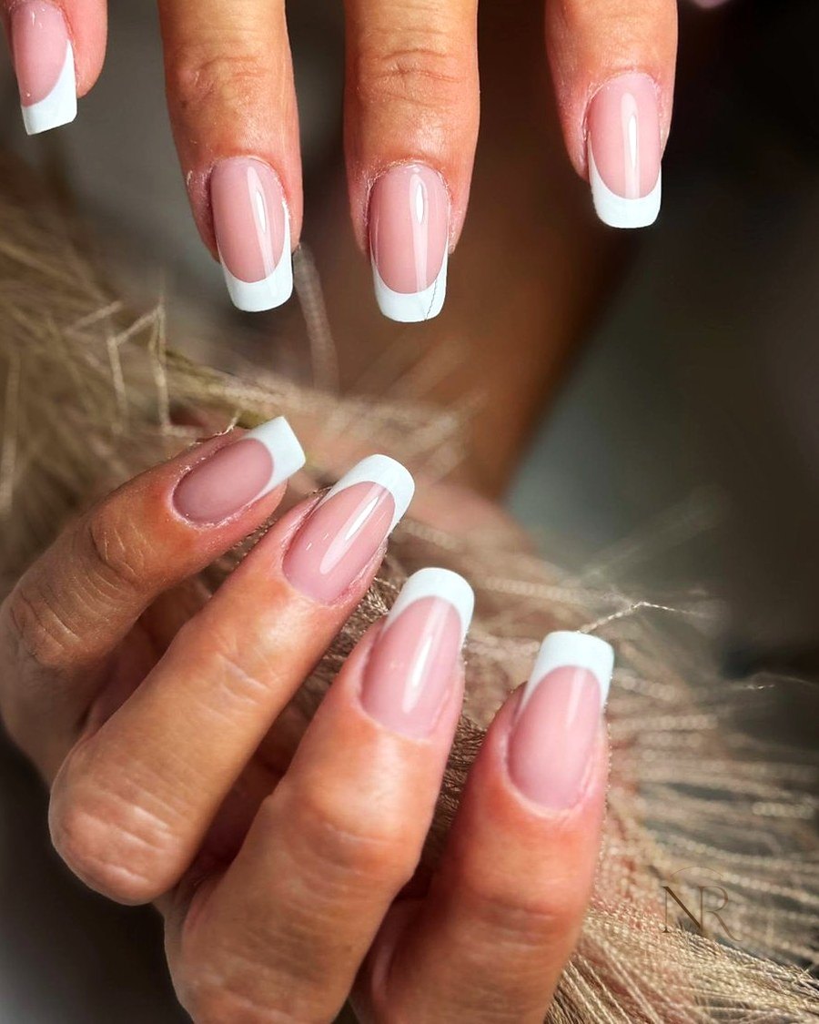 Unghie quadrate lunghe con french bianca netta
