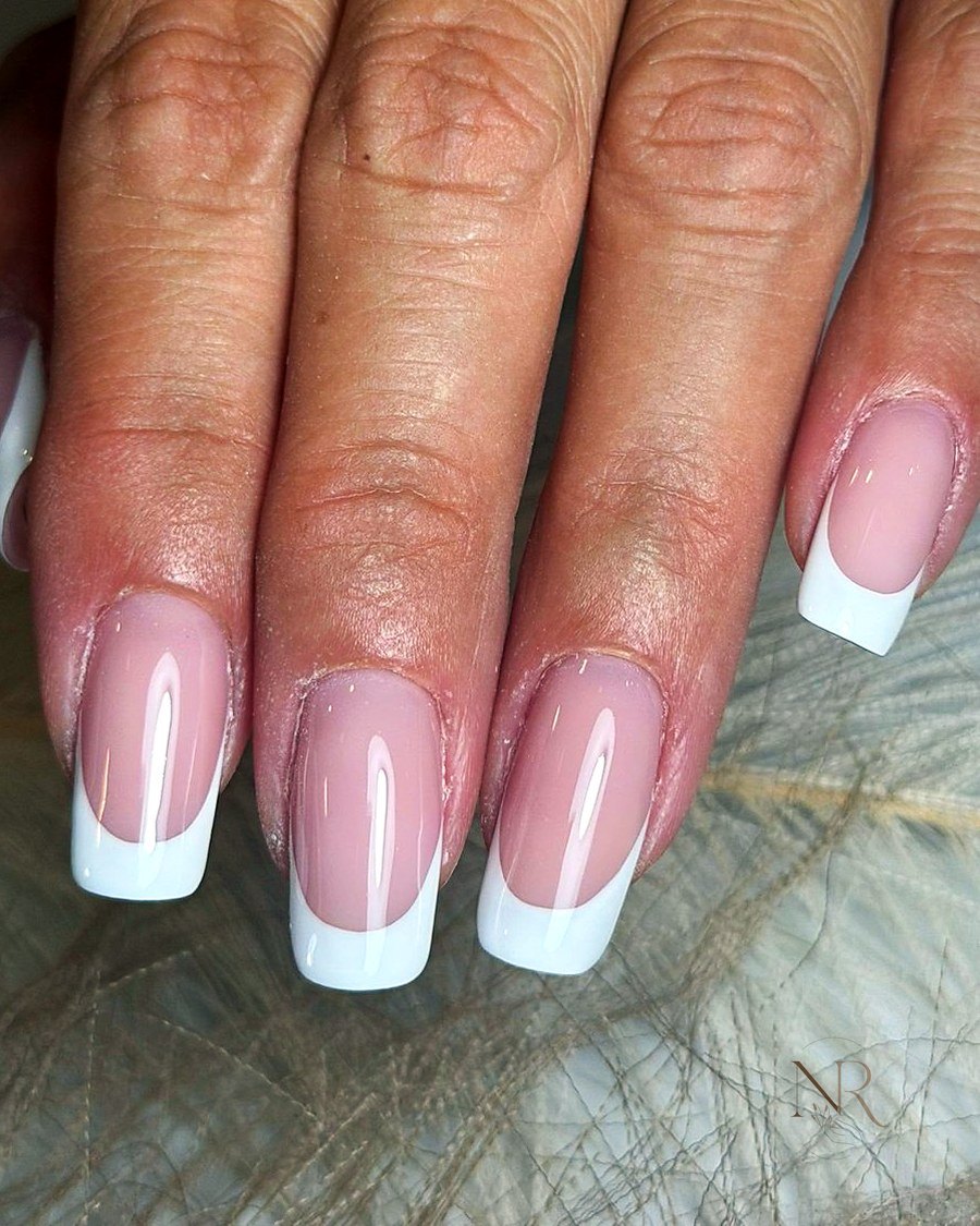 French bianca su unghie quadrate corte