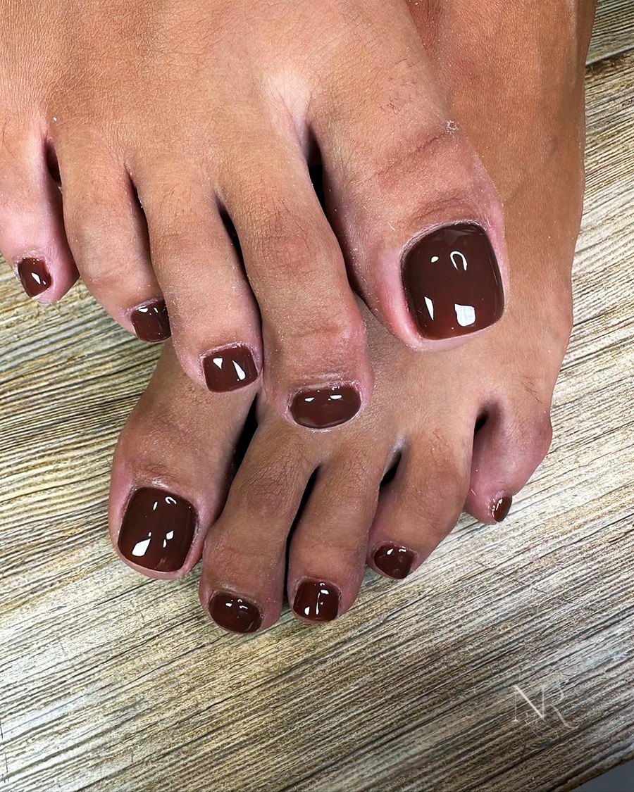 Pedicure con smalto marrone scuro lucido