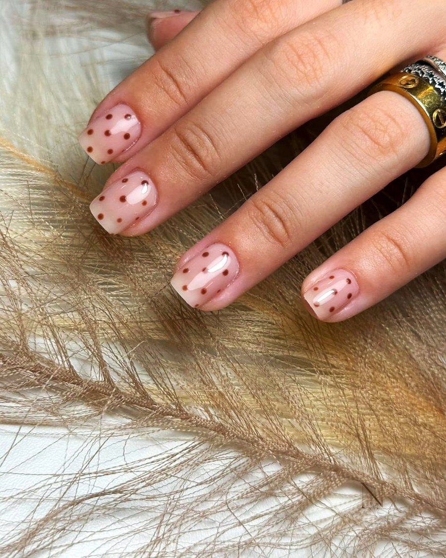 Base rosa latte con pois marroni dipinti a mano
